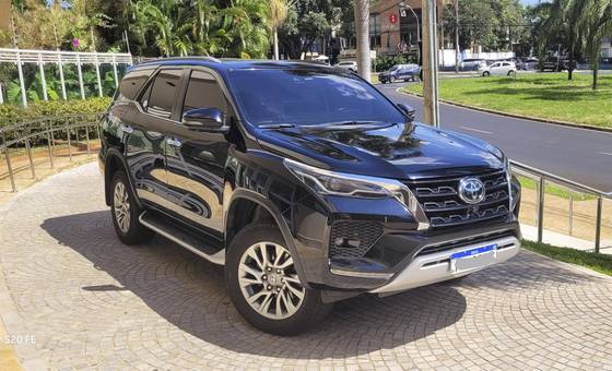 TOYOTA HILUX SW4 2.8 D-4D TURBO DIESEL SRX 7L 4X4 AUTOMÁTICO